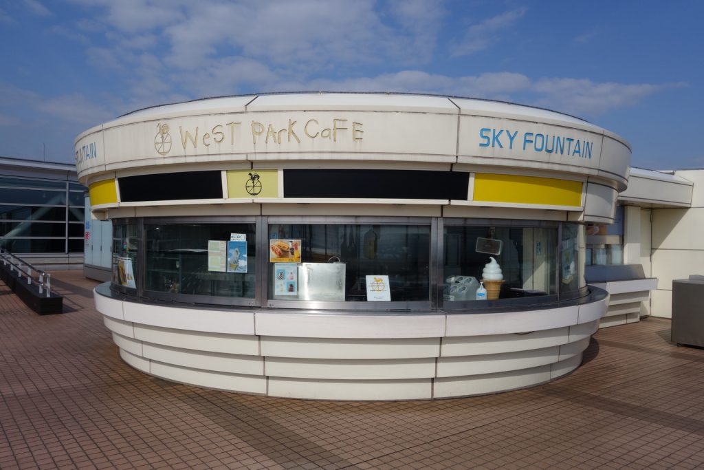 Snack bar on the north wing of the T2 observation deck at HND