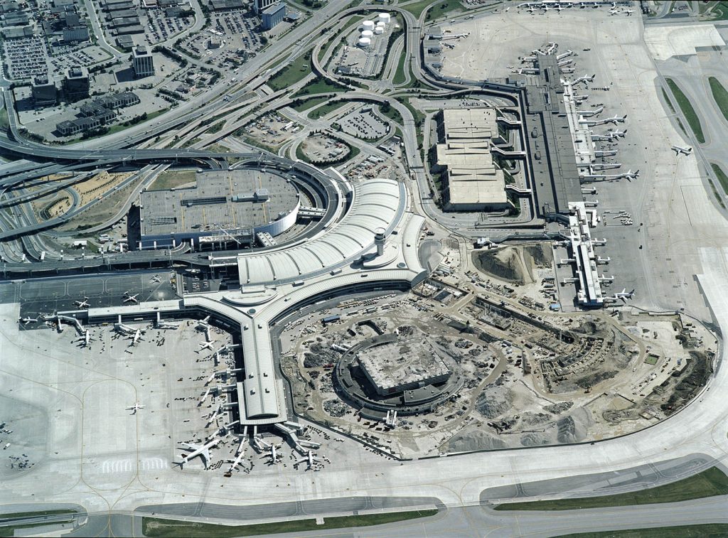 2004 – Demolition of the Aeroquay. Photo: Air Canada